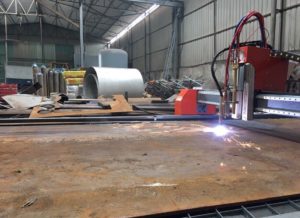 máy cắt cnc đang cắt thép dầy.