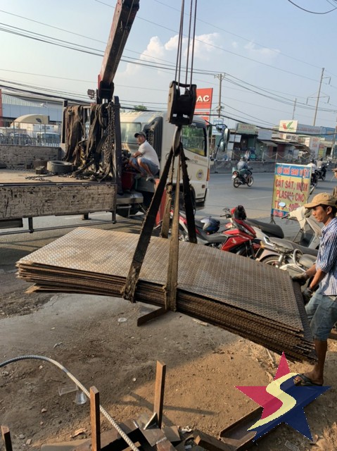 Tấm chống lầy, Thép tấm chống lầy, Tôn chống lầy, Thép tấm lót đường, hao phí tấm chống lầy, dịch vụ cho thuê tấm chống lầy, thuê tấm chống lầy tại TP.HCM, Cơ Khí Sao Việt