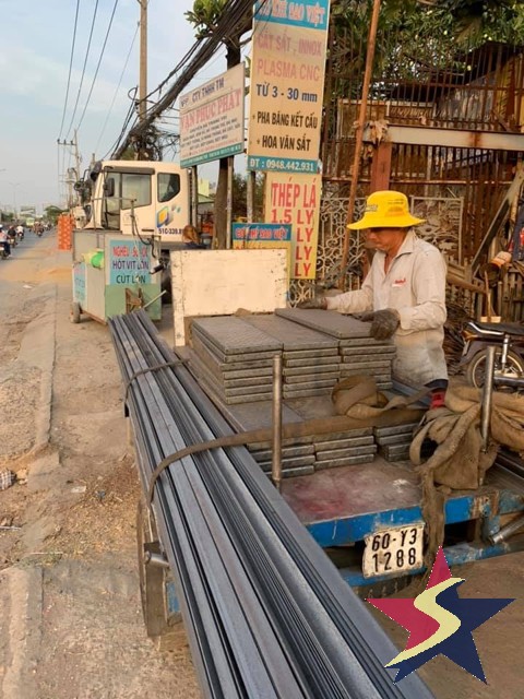 Cơ khí Sao Việt, sàn grating, cầu thang sắt tấm gân, công trình nhà xưởng, cột thép, vì kèo thép, sàn grating, bậc cầu thang gân chống trượt, lan can thép