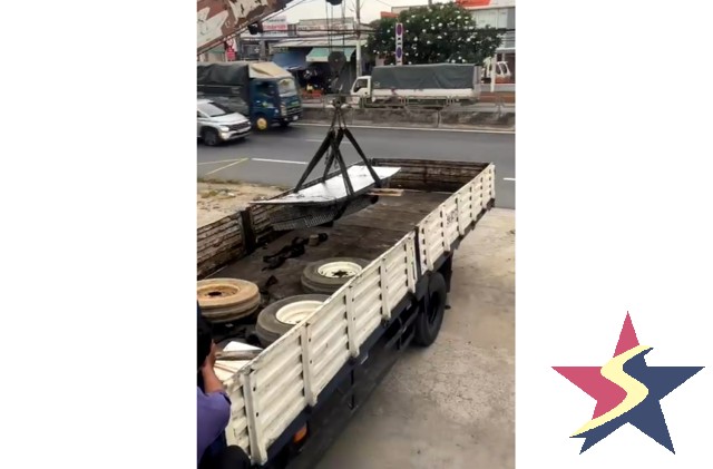 tôn gân dập 2 ly, Cơ khí Sao Việt, nhà xưởng, cầu thang, hành lang chống trượt,  cầu thang nhà xưởng