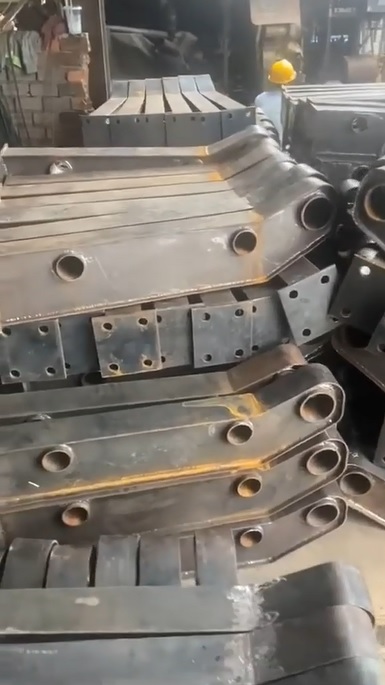 Hệ thống lan can, cầu đường, lối đi bộ, bờ kè, nhà xưởng công nghiệp, Cơ khí Sao Việt, Trụ lan can sắt là gì? Lan can dọc các bờ kè sông, Lan can công viên, Lan can lối đi bộ công cộng, Lan can tại các chung cư, Lan can nhà xưởng, Lan can sàn thao tác trong nhà máy,